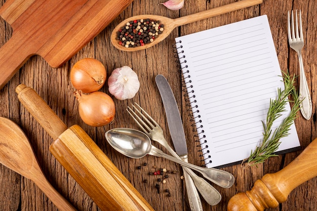 Stôl s kuchynskými pomôckami